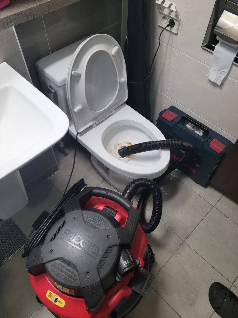 변기 막힘 작업 현장